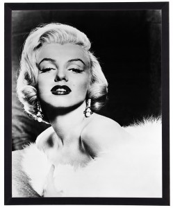 Nowoczesny obraz w czarnej ramie w rozmiarze 40x50 cm - Marilyn Monroe 1