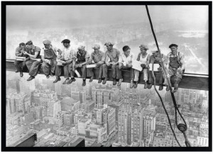 Nowoczesny obraz w czarnej ramie o wymiarach 70x100 cm - Workers