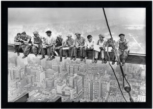 Obraz w czarnej ramie  w rozmiarze 50x70 cm- Workers