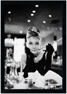 Obraz w czarnej ramie o wymiarach 50x70 cm - Audrey Hepburn