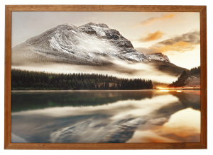 Nowoczesny obraz w brązowej ramie o wymiarach 70x100 cm - Mountain 2