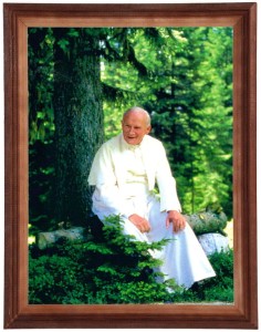 Obraz w ramie o tematyce religijnej w rozmiarze 30x40cm - Jan Paweł II  pod drzewem