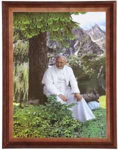 Obraz w ramie o tematyce religijnej w rozmiarze 30x40cm - Jan Paweł II w górach