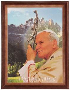 Obraz w ramie o tematyce religijnej w rozmiarze 30x40cm - Jan Paweł II z krzyżem w górach