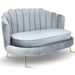 Sofa LIVIA Muszelka w kolorze jasnoniebieskim z pikowanym oparciem i złotymi nogami