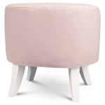 Tapicerowana pufa owalna 42x52x45 cm MAŁA w kolorze jasnoróżowym - siedzisko z tkaniny imitującej futro, z drewnianymi nóżkami w kolorze białym