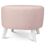 Tapicerowana pufa owalna 52x62x46 cm ŚREDNIA w kolorze jasnoróżówym - siedzisko z tkaniny imitującej futro, z drewnianymi nóżkami w kolorze białym
