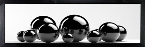 Nowoczesny obraz w czarnej ramie o wymiarach 35x100 cm - Balls 1