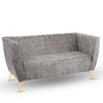 Sofa Lara z welurowej tkaniny w kolorze jasnoszarym z przeszyciami i złotymi nogami