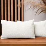 Dekoracyjna poszewka na poduszkę 30x50 cm w kolorze kremowym z tkaniny szenilowej z teksturą