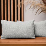Dekoracyjna poszewka na poduszkę 30x50 cm w kolorze jasnoszarym z tkaniny szenilowej z teksturą