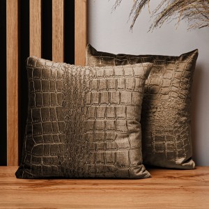 Dekoracyjna poszewka na poduszkę 30x30 cm w kolorze cynamonowym z tkaniny welurowej z wytłaczanym wzorem “skóra krokodyla” 