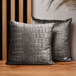 Dekoracyjna poszewka na poduszkę 30x30 cm w kolorze szarym z tkaniny welurowej z wytłaczanym wzorem “skóra krokodyla”
