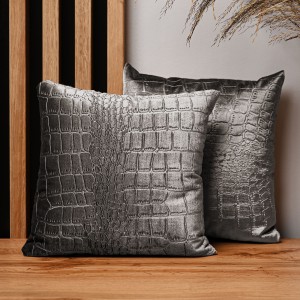 Dekoracyjna poszewka na poduszkę 30x30 cm w kolorze szarym z tkaniny welurowej z wytłaczanym wzorem “skóra krokodyla”