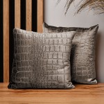 Dekoracyjna poszewka na poduszkę 30x30 cm w kolorze stalowym z tkaniny welurowej z wytłaczanym wzorem “skóra krokodyla” 