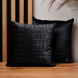 Dekoracyjna poszewka na poduszkę 30x30 cm w kolorze czarnym z tkaniny welurowej z wytłaczanym wzorem “skóra krokodyla” 