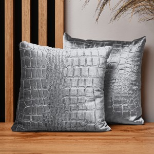 Dekoracyjna poszewka na poduszkę 30x30 cm w kolorze popielatym z tkaniny welurowej z wytłaczanym wzorem “skóra krokodyla”  