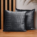 Dekoracyjna poszewka na poduszkę 30x30 cm w kolorze antracytowym z tkaniny welurowej z wytłaczanym wzorem “skóra krokodyla” 