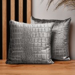 Dekoracyjna poszewka na poduszkę 30x30 cm w kolorze jasnoszarym tkaniny welurowej z wytłaczanym wzorem “skóra krokodyla” 