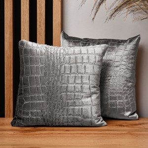 Dekoracyjna poszewka na poduszkę 30x30 cm w kolorze jasnoszarym tkaniny welurowej z wytłaczanym wzorem “skóra krokodyla” 