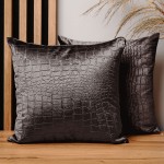  Dekoracyjna poszewka na poduszkę 40x40 cm w kolorze brązowym tkaniny welurowej z wytłaczanym wzorem “skóra krokodyla” 
