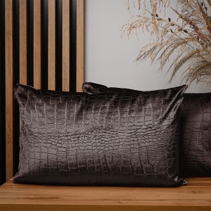 Dekoracyjna poszewka na poduszkę 40x60 cm w kolorze jasnoszarym w tkaniny welurowej z wytłaczanym wzorem “skóra krokodyla” 