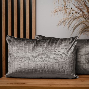Dekoracyjna poszewka na poduszkę 40x60 cm w kolorze szarym w tkaniny welurowej z wytłaczanym wzorem “skóra krokodyla”