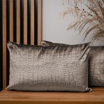 Dekoracyjna poszewka na poduszkę 40x60 cm w kolorze stalowym w tkaniny welurowej z wytłaczanym wzorem “skóra krokodyla” 