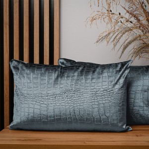 Dekoracyjna poszewka na poduszkę 40x60 cm w kolorze szaroniebieskim tkaniny welurowej z wytłaczanym wzorem “skóra krokodyla”