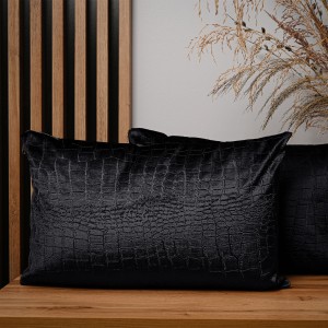 Dekoracyjna poszewka na poduszkę 40x60 cm w kolorze czarnym w tkaniny welurowej z wytłaczanym wzorem “skóra krokodyla”