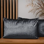 Dekoracyjna poszewka na poduszkę 40x60 cm w kolorze antracytowym w tkaniny welurowej z wytłaczanym wzorem “skóra krokodyla”