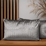Dekoracyjna poszewka na poduszkę 40x60 cm w kolorze jasnoszarym w tkaniny welurowej z wytłaczanym wzorem “skóra krokodyla” 