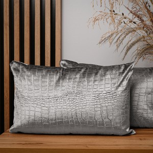 Dekoracyjna poszewka na poduszkę 40x60 cm w kolorze jasnoszarym w tkaniny welurowej z wytłaczanym wzorem “skóra krokodyla” 