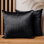  Dekoracyjna poszewka na poduszkę 40x40 cm w kolorze czarnym w tkaniny welurowej z wytłaczanym wzorem “skóra krokodyla” 