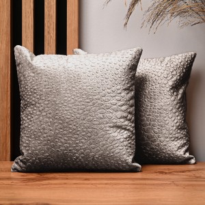 Dekoracyjna poszewka na poduszkę 30x30 cm w kolorze ciemnobeżowym z tkaniny welurowej z teksturą “kropelki” 