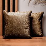 Dekoracyjna poszewka na poduszkę 30x30 cm w kolorze karmelowym z tkaniny welurowej z teksturą “kropelki”