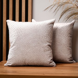 Dekoracyjna poszewka na poduszkę 40x40 cm w kolorze purowego różu z tkaniny welurowej z teksturą “kropelki”  