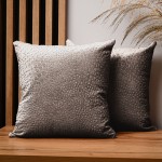 Dekoracyjna poszewka na poduszkę 40x40 cm w kolorze ciemnobeżowym z tkaniny welurowej z teksturą “kropelki”