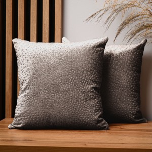 Dekoracyjna poszewka na poduszkę 40x40 cm w kolorze ciemnobeżowym z tkaniny welurowej z teksturą “kropelki”