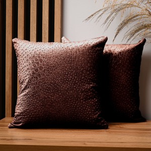 Dekoracyjna poszewka na poduszkę 40x40 cm w kolorze czerwono-brązowym z tkaniny welurowej z teksturą “kropelki” 