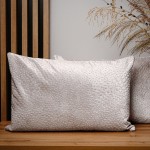 Dekoracyjna poszewka na poduszkę 40x60 cm w kolorze purowego różu z tkaniny welurowej z teksturą “kropelki” 