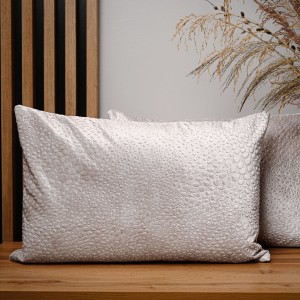 Dekoracyjna poszewka na poduszkę 40x60 cm w kolorze purowego różu z tkaniny welurowej z teksturą “kropelki” 