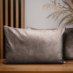 Dekoracyjna poszewka na poduszkę 40x60 cm w kolorze ciemnobeżowym z tkaniny welurowej z teksturą “kropelki” 
