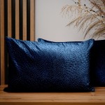 Dekoracyjna poszewka na poduszkę 40x60 cm w kolorze niebieskim z tkaniny welurowej z teksturą “kropelki”