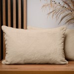 Dekoracyjna poszewka na poduszkę 40x60 cm w kolorze piaskowym z imitacji futra