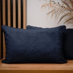 Dekoracyjna poszewka na poduszkę 40x60 cm w kolorze granatowym z imitacji futra 