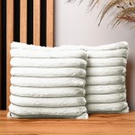 Dekoracyjna poszewka na poduszkę 30x30 cm w kolorze jasnoszarym z imitacji futra z przeszyciami