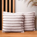 Dekoracyjna poszewka na poduszkę 30x30 cm w kolorze jasnoróżowym z imitacji futra z przeszyciami