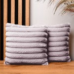 Dekoracyjna poszewka na poduszkę 30x30 cm w kolorze liliowym z imitacji futra z przeszyciami