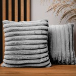 Dekoracyjna poszewka na poduszkę 40x40 cm w kolorze jasnoszarym z imitacji futra z przeszyciami